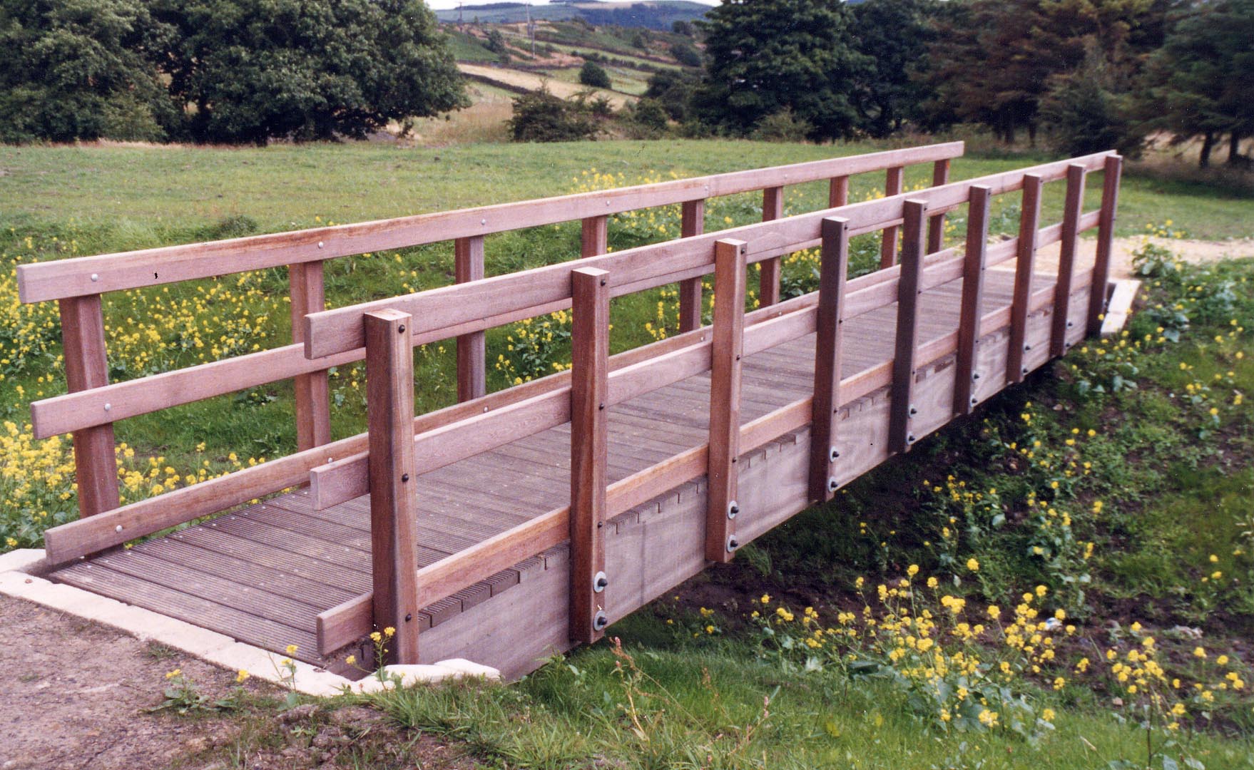 Off the shelf footbridges